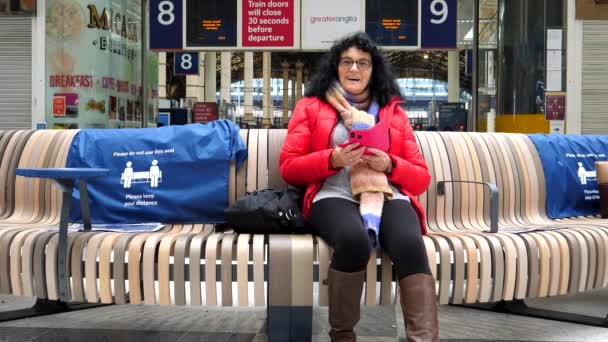 Londen England Verenigd Koninkrijk Circa November 2020 Vrouw Rood Jasje — Stockvideo