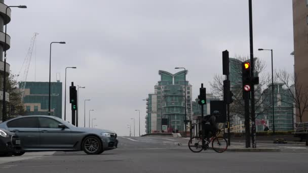 ロンドン イングランド イギリス Circa 2020年11月 グロブナー ミルバンク ヴォクソール橋道路の交差点を通過する交通 — ストック動画