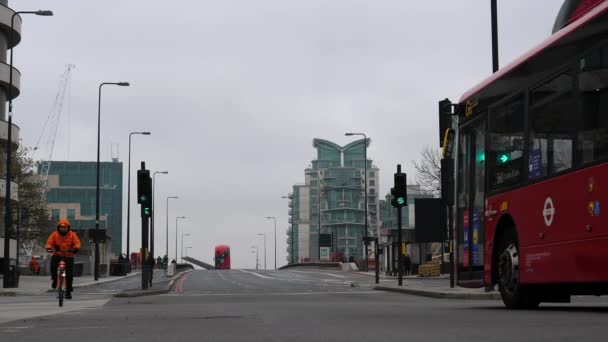 英格兰 2020年11月 Circa城 停车灯亮了 交通开始转向沃克斯霍尔桥 自行车 摩托车 公共汽车 面包车 低角度视图 — 图库视频影像