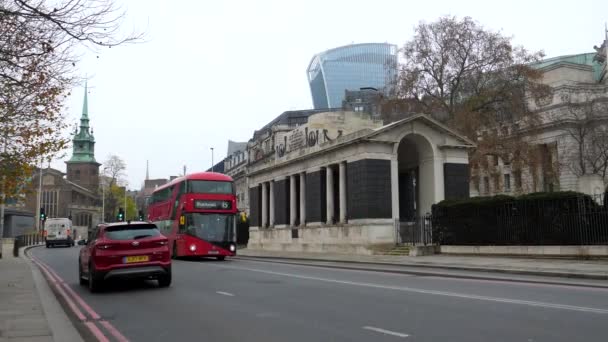 London Förenade Kungariket Circa November 2020 Ikonisk Röd Buss Svart — Stockvideo