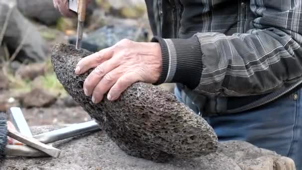 Zblízka Pohled Staré Šedé Vousaté Řemeslnické Ruce Vyřezávající Kus Lávové — Stock video