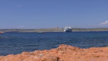 Beyaz gemi, Gozo adası ile Malta anakarası arasında bir feribot mavi Akdeniz 'de dönüyor..