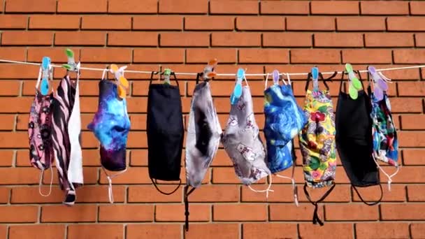 Yeniden Kullanılabilen Çeşitli Koruyucu Maskeler Covid Salgını Sırasında Çamaşır Ipinde — Stok video