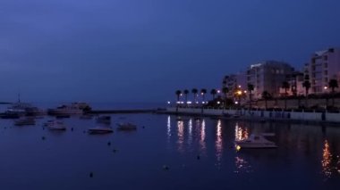 Geceleri Malta Buggiba Körfezi marinasında dinlenen tekneler..