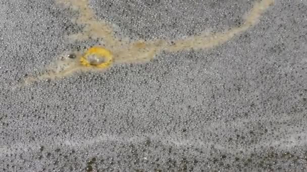 Абстрактный Пузырь Поверхности Воды Открытом Фоне Желтым Пятном Коричневой Полосой — стоковое видео
