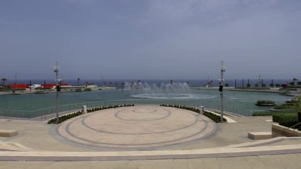 Nowoczesny Plac Fontanną Wybrzeżu Morza Śródziemnego Malty — Wideo stockowe