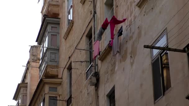 Niski Kąt Widzenia Odzieży Suszącej Przy Ścianie Opuszczonych Domów Valletta — Wideo stockowe