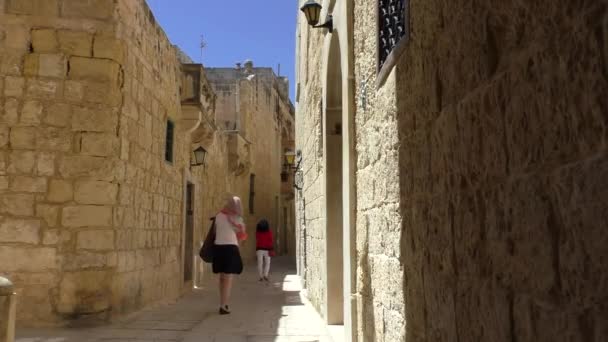 Widok Tyłu Dwóch Turystek Spacerujących Wąskiej Uliczce Starego Miasta Mdina — Wideo stockowe