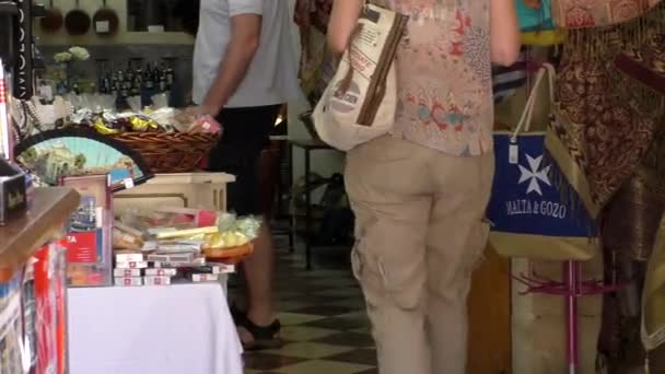 Mdina Malta Circa May 2015 Handheld Camera Showing Couple Tourists — Stock Video