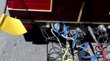 Turist kasabası tren vagonu asfalt sokakta ilerlerken yüksek açılı manzarayla bağlantı kuruyor.