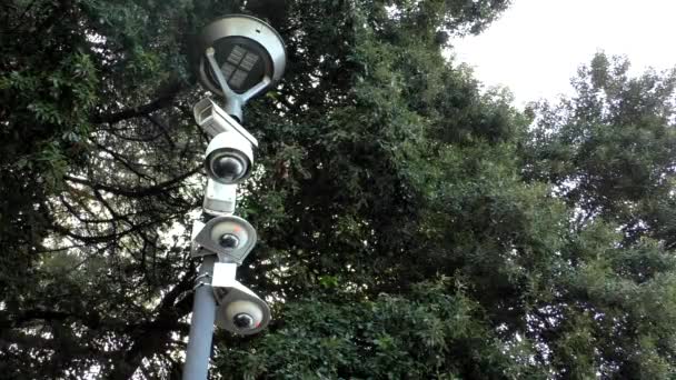 Laag Hoekzicht Van Een Groep Van Vier Verschillende Buitencamera Paal — Stockvideo