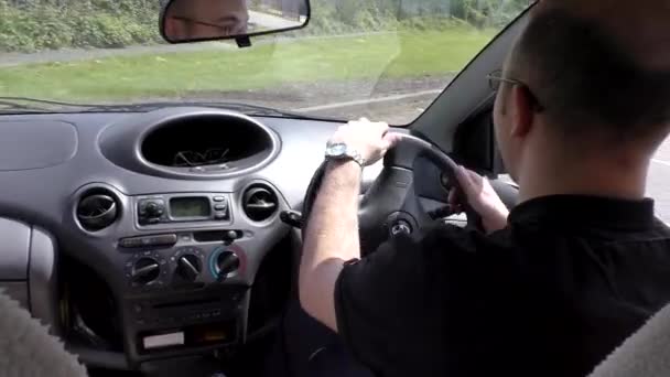 Intérieur Vue Voiture Homme Dans Trentaine Apprend Conduire Dans Parking — Video