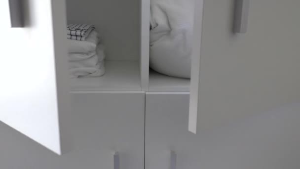 ホワイトカラーベッドリネンの食器棚ダブルドアの開口部と閉鎖 — ストック動画