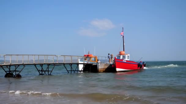 テンビー ウェールズ イギリス Circa 2020年9月 Tenby Castleビーチの可動桟橋に係留された2隻のカラフルなボートが観光客を待っています — ストック動画