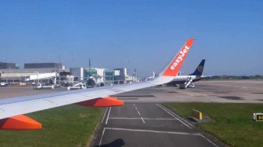 MANCHESTER, İngiltere, BİRLİK KINGDOM - CRCA NİSAN 2019: Manchester Havaalanı hareket halindeki Easyjet uçak penceresi üzerinden