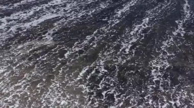 Deniz kenarındaki beton levhaları yıkayan dalgalar...