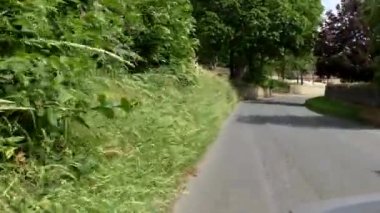 Araba bakış açısı, POV yazın Kuzey Yorkshire, İngiltere 'de Otterburn köyünden geçiyor..