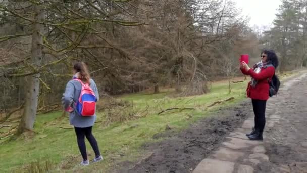 Duas Mulheres Mãe Filha Caminhando Caminho Floresta Parou Para Tirar — Vídeo de Stock