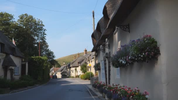 Flores Parede Casa Palha Uma Aldeia West Lulworth Vista Rua — Vídeo de Stock