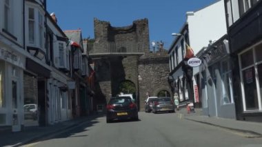 CONWY, WALES, UNESCO KINGDOM - CRCA HAZİRAN 2017: Ortaçağ kentinin kemerli kapısından geçen araba ön camı, UNESCO dünya mirası alanı.