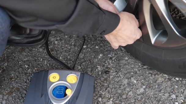 Coche Estacionado Carretera Hombre Usando Compresor Eléctrico Portátil Conectado Vehículo — Vídeo de stock