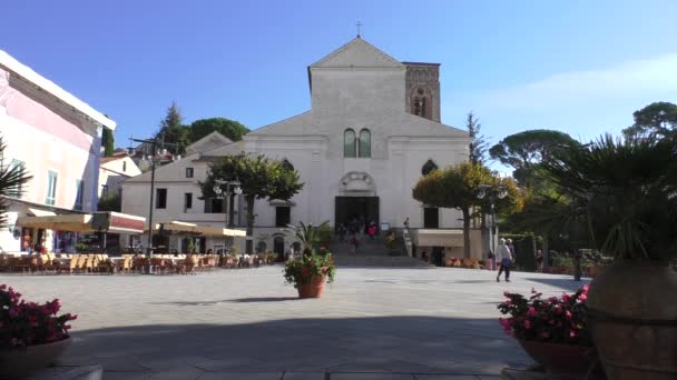 Turistas Praça Duomo Ravello Costa Amalfi Visitando Catedral Alguns Sentados — Vídeo de Stock