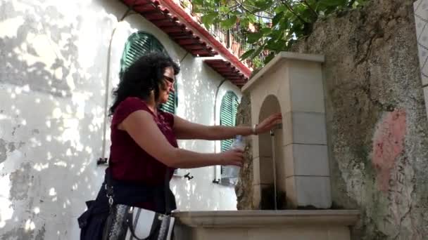 Donna Turista Adulta Con Capelli Ricci Bicchieri Versando Acqua Bottiglia — Video Stock