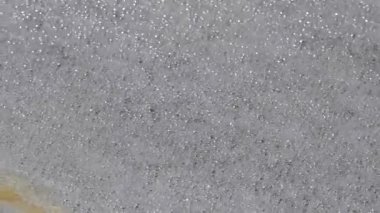 Soyut kabarcık dokusu, birkaç sarı çizgili arka plan, hızlı dalga hareketi.