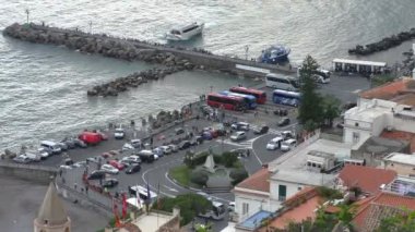 Tyrhenian sahilindeki ünlü yerin yüksek açılı manzarası, Amalfi otobüs durağı ve turist iskelesi..