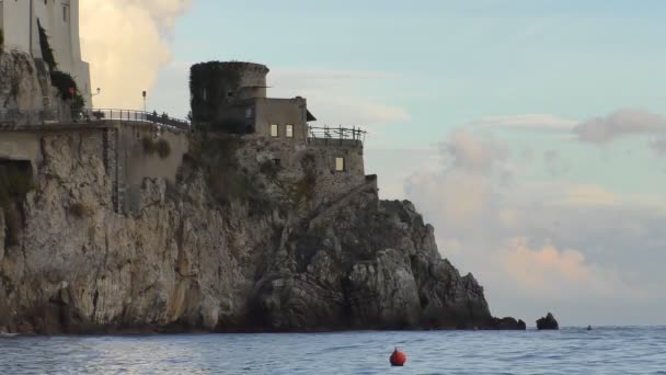 Ludzie Transport Drogowy Wysokim Klifie Nad Morzem Tyrreńskim Amalfi Włochy — Wideo stockowe