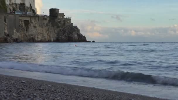 Playa Amalfi Por Noche Autobús Coches Que Pasan Por Alto — Vídeos de Stock