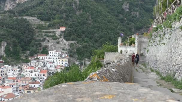 Hátsó Kilátás Két Turista Séta Gyalogút Dombon Felett Amalfi Város — Stock videók