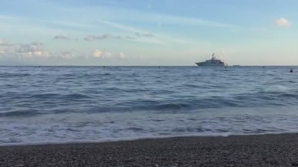 Lentement Vagues Lavage Plage Gravier Sur Côte Amalfitaine Yacht Moderne — Video