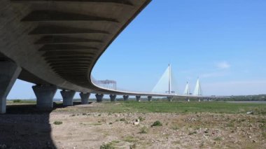 İngiltere 'nin kuzeybatısında Runcorn ve Widnes arasındaki Mersey Köprüsü' nün uzun virajının alçak açılı görüntüsü.