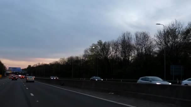 車の観点 マンチェスターリング道路上のPov運転 夕方にM60高速道路 夕暮れ時 スローモーション — ストック動画