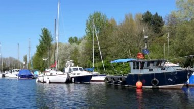 İngiltere 'nin kuzeybatısındaki Widnes' de güneşli bir bahar gününde tekne ve yat marinası..