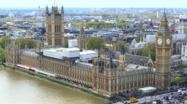 Westminster Sarayı 'nın yüksek açılı manzarası. İngiltere Parlamentosu' nun Londra Thames Nehri 'ndeki evleri..