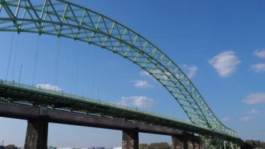 Gümüş Jübile Köprüsü çelik kemer Widnes 'ten Runcorn' a atış.