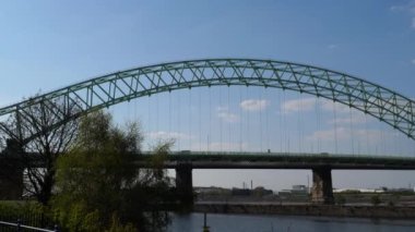 Gümüş Jübile Köprüsü ve Runcorn 'dan Widnes' e tren yolu köprüsü tepsisi. İngiltere 'nin kuzeybatısındaki Mersey Nehri ve Manchester Gemi Kanalı üzerinde bir paralı köprü..
