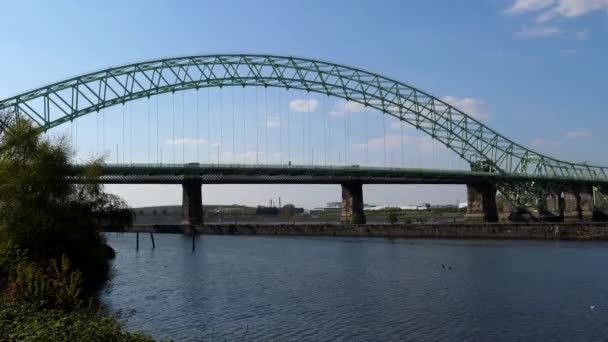 Ezüst Jubileumi Acél Ívhíd Folyó Felett Mersey Manchester Hajó Csatorna — Stock videók