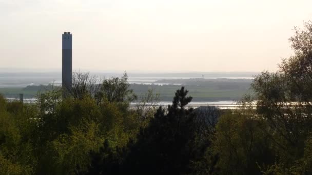 春には木々の上からマージー川河口の風景の高い角度のビュー 地平線近くに見えるリバプール空港交通管制塔 — ストック動画