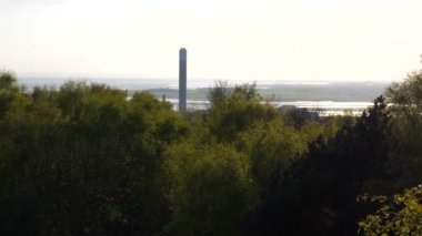 Güneş batmadan önce İngiltere 'nin kuzeybatısındaki Mersey nehri ve ağaç tepelerinin yüksek açılı görüntüsü..