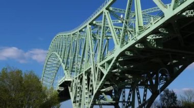 Mersey Nehri 'nin Runcorn tarafındaki Gümüş Jübile Köprüsü' nün yeşil renkli çelik kiriş yapısına yakın durun.