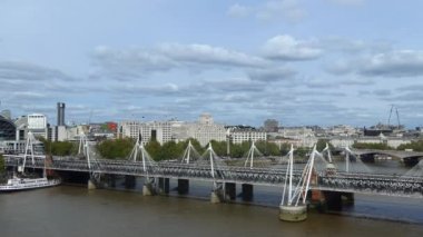 Londra 'nın merkezinde, Hungerford ve Golden Jubilee köprülerinin yüksek açılı görüntüsü..