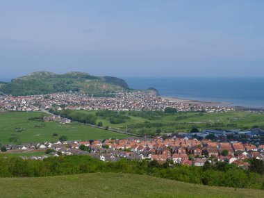 Galler 'in sahil beldesi Llandudno ve Rhos on Sea' den yüksek açılı manzaralı..