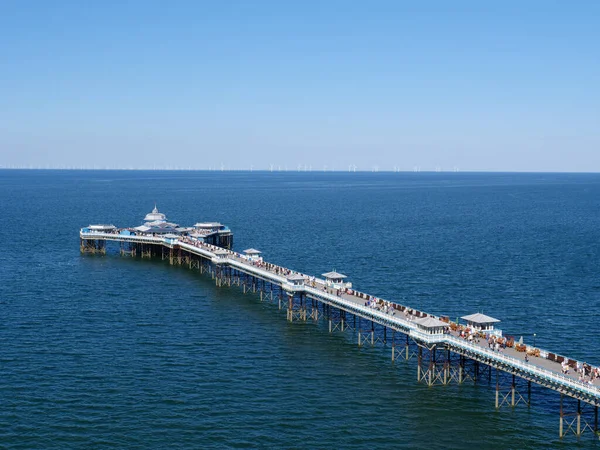 Vista Ángulo Alto Del Muelle Del Balneario Llandudno Mar Azul —  Fotos de Stock