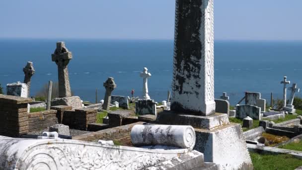 Langsames Kippen Des Keltischen Christlichen Ringkreuzes Auf Dem Walisischen Friedhof — Stockvideo