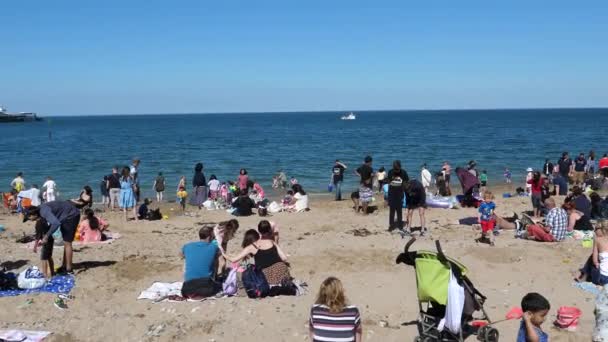 Llandudno Walles イギリス Circa 2021年6月 人気の観光地で6月の日差しを楽しむ人々のパンニングショット Llandudno Town Beach — ストック動画