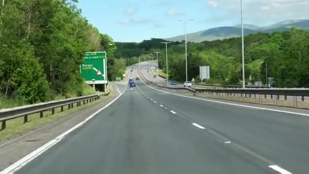 Blick Auf Die Windschutzscheibe Eines Autos Auf Der Autobahn A55 — Stockvideo