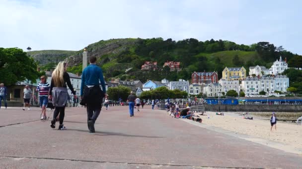 Llandudno Walles United Kingdom Circa 2021年6月 有名な絵のように美しいウェールズの観光リゾートタウンのビーチを歩く人々 — ストック動画
